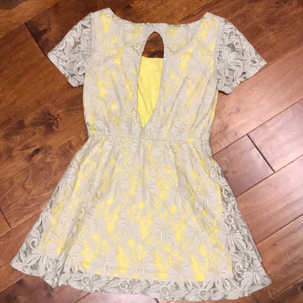 Lace dress with keyhole back - Picture 4 of 4
